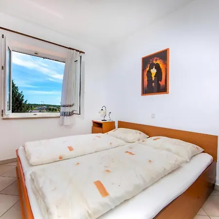 In Pjescana Uvala Mit Gemeinschaftspool Apartamento