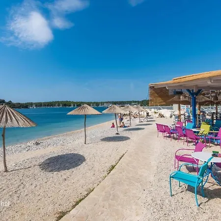 In Pjescana Uvala Mit Gemeinschaftspool Apartamento