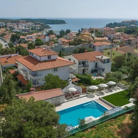 In Pjescana Uvala Mit Gemeinschaftspool Apartamento Pula