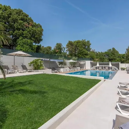 In Pjescana Uvala Mit Gemeinschaftspool Apartamento